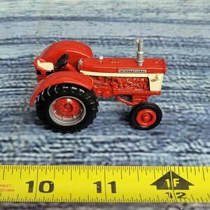 Vtg Ertl 1/64 scale diecast International harvester 660 w/frontend tractor Red